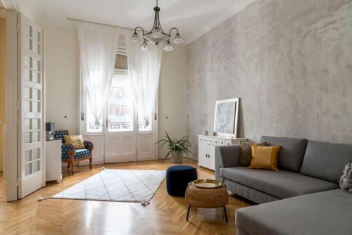 een woonkamer met een bank en een tafel bij Central Apartman in Boedapest