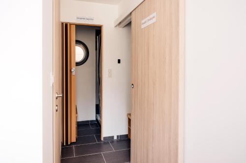 um corredor com uma porta que dá para um quarto em Les géodes du Domaine Jean Got, proche de Saint Emilion em Lugaignac