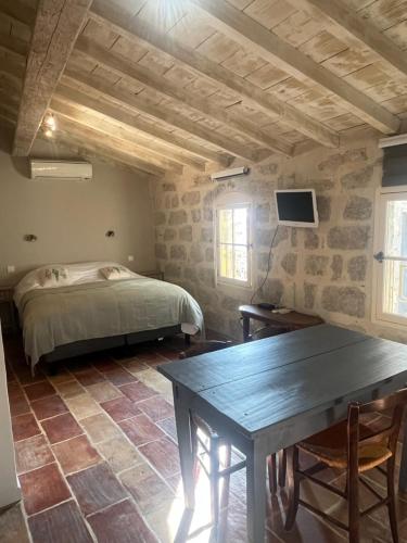 - une chambre avec un lit et une table dans l'établissement Les Litanies - Centre historique Pezenas, à Pézenas