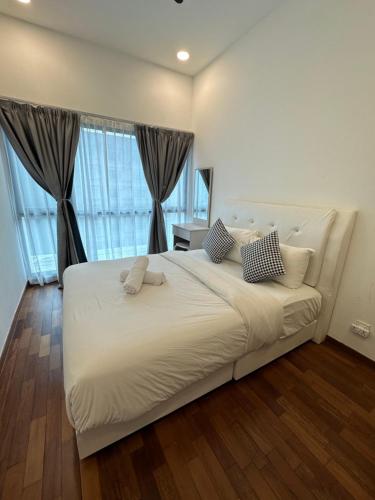 een slaapkamer met een groot wit bed voor een raam bij Reizz Condo 2R2B KLCC Ampang, Embassy, KL Tower City View in Kuala Lumpur
