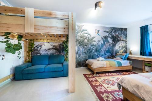 アルジェズールにあるCasa Skipのベッドルーム(ベッド1台、青いソファ付)