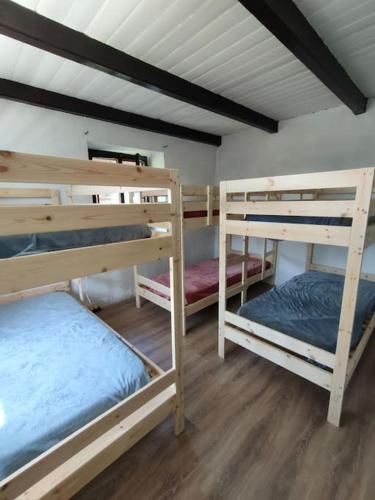 une chambre avec trois lits superposés dans une pièce dans l'établissement Gites du Champlet, à Saint-Gervais-les-Bains
