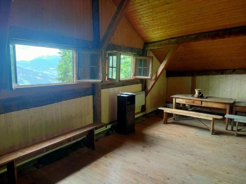 une chambre avec une table et un banc dans une cabine dans l'établissement Gites du Champlet, à Saint-Gervais-les-Bains