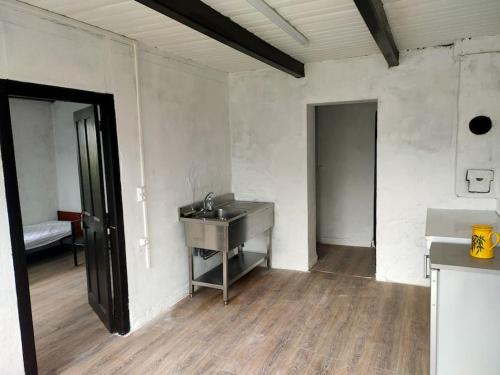 une chambre vide avec un lavabo et une porte dans l'établissement Gites du Champlet, à Saint-Gervais-les-Bains