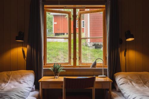 a small room with a table and a window at Gulbrakka Basecamp in Glomfjord