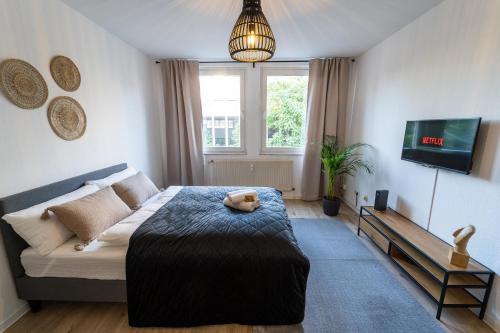 a bedroom with a bed with a teddy bear on it at Businessapartment Zentral & Modern nahe Hauptbahnhof, schnelles WLAN in Essen