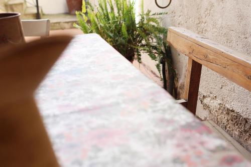 a wooden railing next to a building with a plant at La Grulla Gris in Perales del Puerto