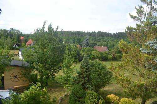 Blick auf ein Feld mit Bäumen und Häusern in der Unterkunft Domek na Górce - Mazury, Mrągowo in Borowe