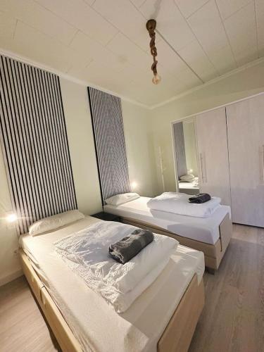 una habitación con dos camas en una habitación en 2 Schlafzimmer WaschenSpülmaschine, en Duisburg