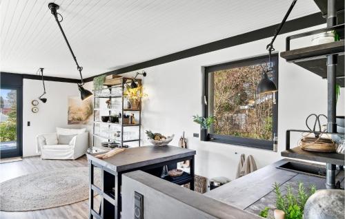 una cucina e un soggiorno con una grande finestra di Nice Home In Gilleleje With Wifi a Gilleleje