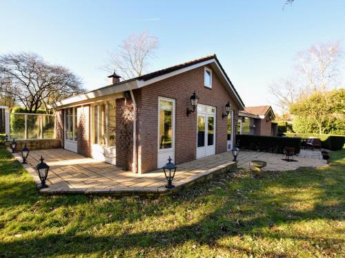 una casa con una gran terraza en el patio en Spacious holiday home near with sauna, en Garderen