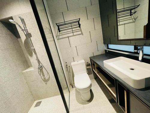 Un baño con ducha, inodoro y lavabo. en Scarletz Suites KLCC by GC Luxury Suites, en Kuala Lumpur
