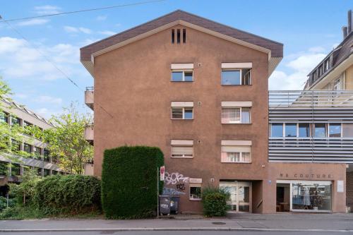 a brick building on a city street at Beautiful Boutique Apartment DRAHTZUG8 in Zürich