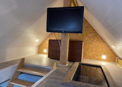 ein Wohnzimmer mit einem TV in einem winzigen Haus in der Unterkunft Schönes Zimmer in Einfamilienhaus in ruhiger Lage in Ober-Ramstadt