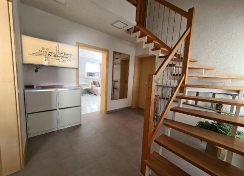 uma cozinha e uma escada numa casa em Schönes Zimmer in Einfamilienhaus in ruhiger Lage em Ober-Ramstadt