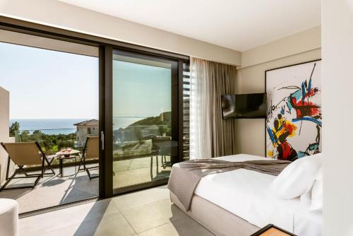 sypialnia z łóżkiem i balkonem w obiekcie The View Hotel Sofas Coastal Retreat w mieście Perdika