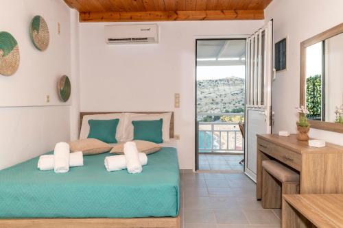 una camera con letto e balcone di Emmanouela Apartment a Mátala