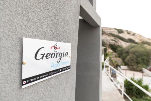 Georgia Apartment في ماتالا: علامة على جانب المبنى