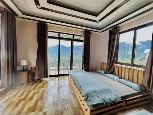 1 dormitorio con 1 cama y ventanas grandes en Villa Sa Pa en Sa Pa