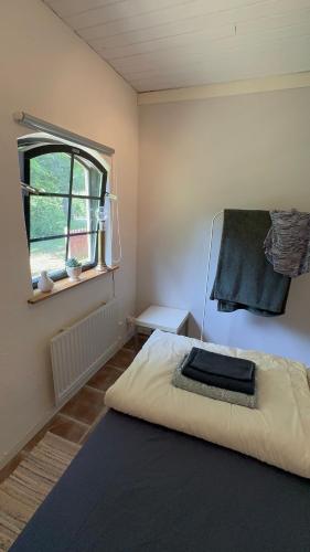 Katil atau katil-katil dalam bilik di Stort rymligt boende med två sovrum och pentry i lantlig miljö