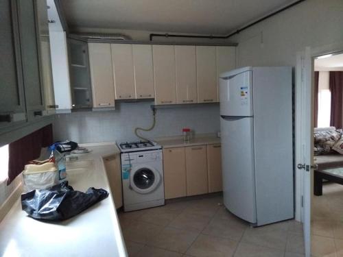 een keuken met een koelkast en een wasmachine bij A Scenic villa near Airport in Buyukcekmece