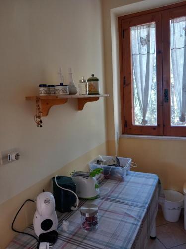 una cocina con encimera y electrodomésticos en La casa del Pastore, en Rutino