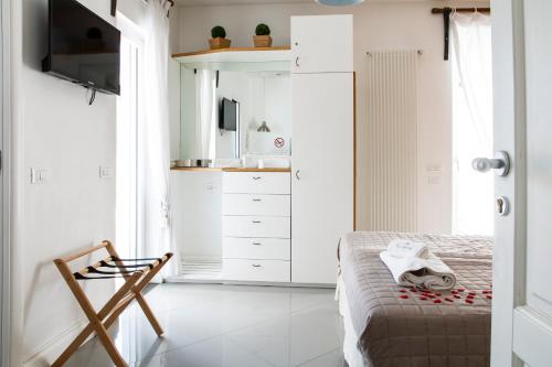 um pequeno quarto com uma cama e uma televisão em Glamroom Luxury Terrace em Roma