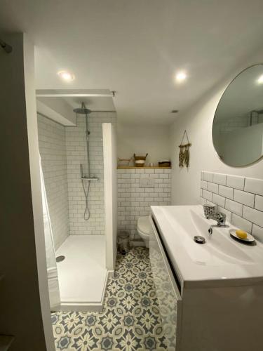 uma casa de banho com um chuveiro, um lavatório e um WC. em Le petit beauregard em Le Fenouiller