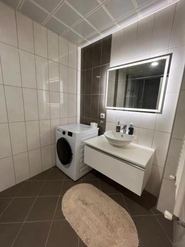 ein Badezimmer mit einer Waschmaschine und einem Waschbecken in der Unterkunft Akkoza Koru Bloklari in Esenyurt