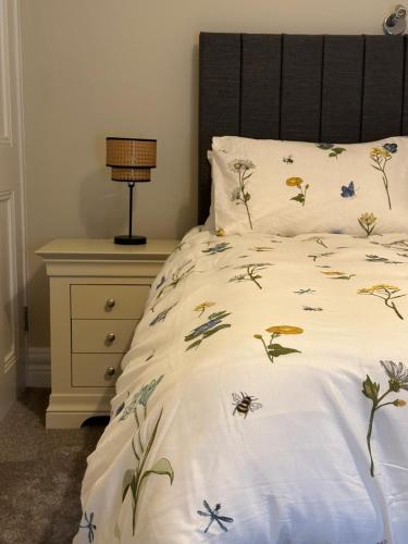 Una cama o camas en una habitación de Adams Complex