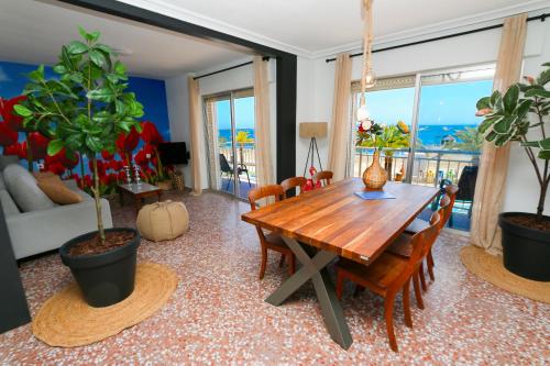 sala de estar con mesa de madera y sillas en Sea & Beach view in Lo Pagán on boulevard and more VDE-097, en San Pedro del Pinatar
