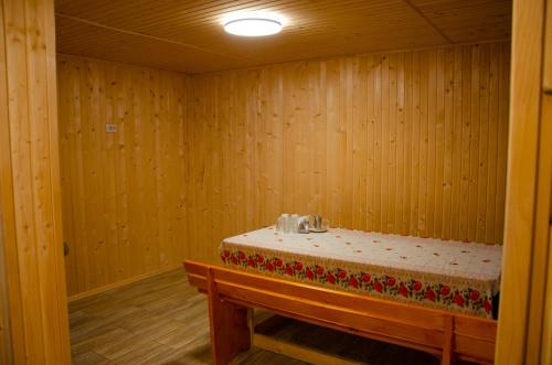 Cette chambre en bois comprend un lit. dans l'établissement Ніка, à Bukovel