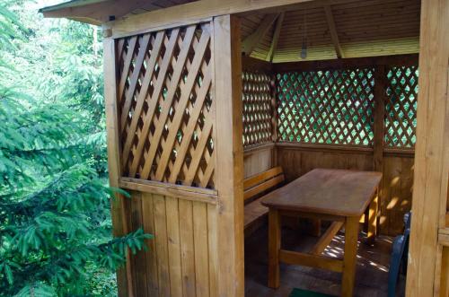 drewniana altana z drewnianym stołem w obiekcie Ніка w mieście Bukowel
