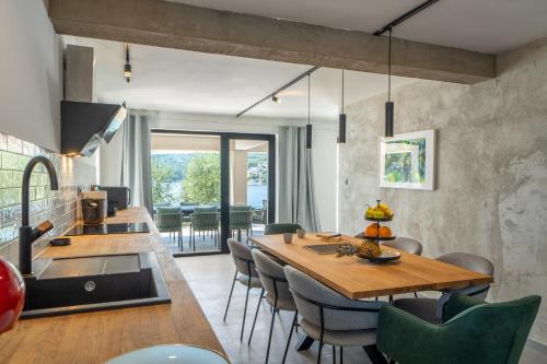 eine Küche und ein Esszimmer mit einem Tisch und Stühlen in der Unterkunft Villa Orizzonte in Sumartin