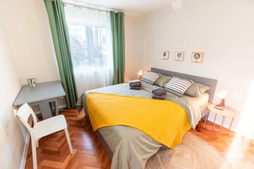 Un dormitorio con una cama con una manta amarilla encima. en Apartment Veruda, en Pula