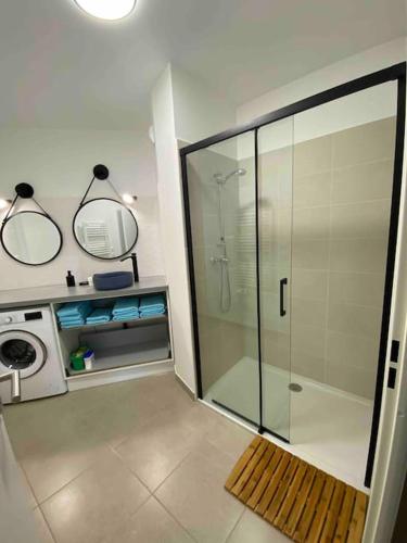 une salle de bain avec une douche avec une porte vitrée dans l'établissement Superbe appartement T3 centre ville Rondelet, à Montpellier