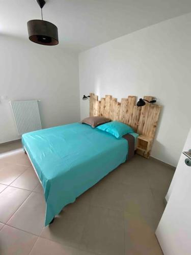 une chambre avec un lit avec une tête de lit en bois dans l'établissement Superbe appartement T3 centre ville Rondelet, à Montpellier