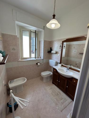 La salle de bains est pourvue d'un lavabo, de toilettes et d'un miroir. dans l'établissement Villa GaribaldinA, à Treglio