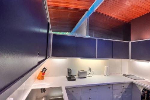 uma cozinha com armários azuis e uma bancada em 1956 Award Masterpiece .Easy conmute to NYC.Nature surrounded . em Rye