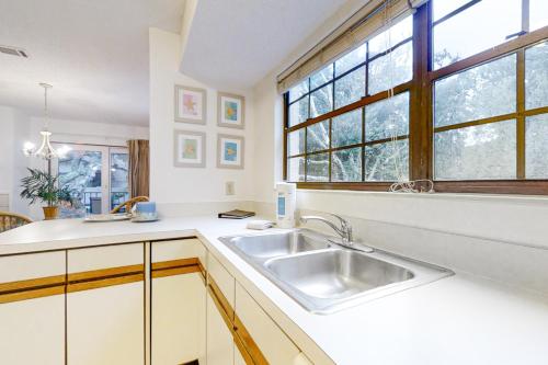 American BeachにあるTwo-story townhome with fast WiFi & pool - steps from the beachのシンクと窓のあるキッチン
