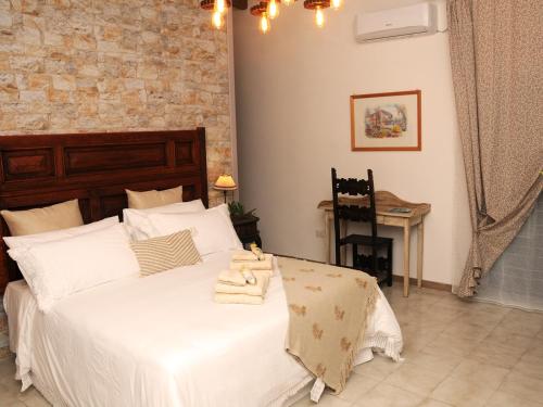a bedroom with a bed and a table with a chair at Il Rifugio dell'Aspide in Roccadaspide