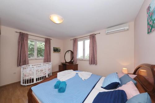 1 dormitorio con 2 camas individuales y 1 cuna en Villa Ella - swimming pool, garden, baby friendly, en Bast