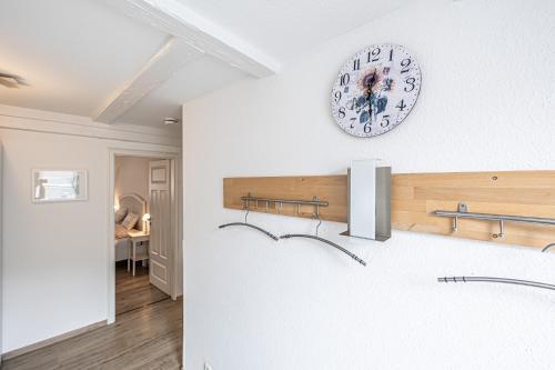 un reloj en la pared de una habitación en fewo1846 - Im Sonnenhof - komfortable 2-Zimmer-Wohnung im Stadtzentrum, en Flensburg