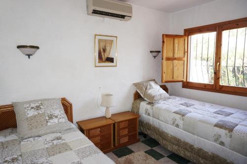 1 Schlafzimmer mit 2 Betten und einem Fenster in der Unterkunft Villa Regina in Els Poblets in Els Poblets