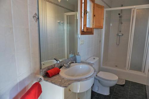ein Bad mit einem Waschbecken, einem WC und einer Dusche in der Unterkunft Villa Regina in Els Poblets in Els Poblets