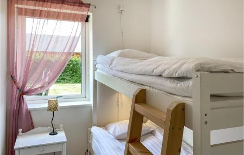 sypialnia z łóżkiem piętrowym i oknem w obiekcie Awesome Home In Malmkping With Kitchen w mieście Malmköping