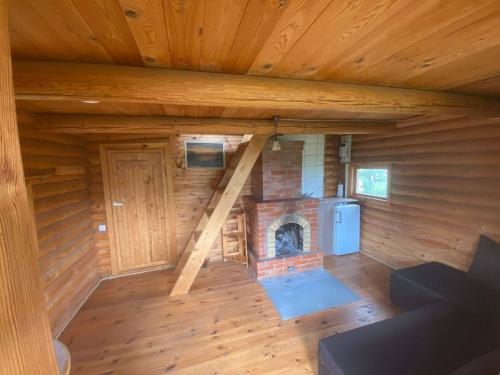 an overhead view of a log cabin with a fireplace at MK Kodumajutus in Võrumõisa