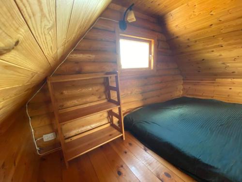 um quarto com um beliche num chalé de madeira em MK Kodumajutus em Võrumõisa