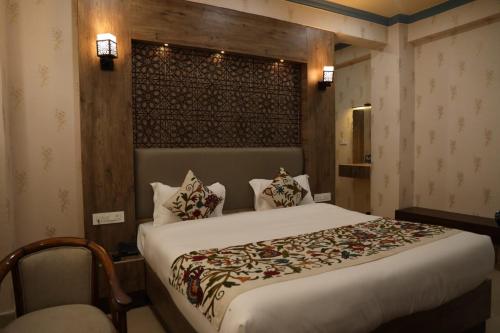 1 dormitorio con 1 cama grande en una habitación en THE JAMAWAR en Srinagar