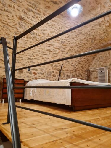 een slaapkamer met een bed in een bakstenen muur bij Village home in Chios